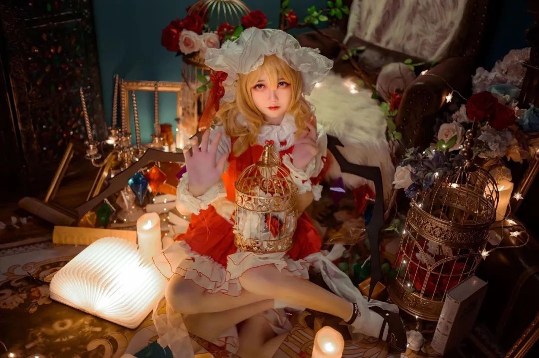 东方project 芙兰朵露 这是一只长着彩翼的红色恶魔，请不要尝试向她搭话。