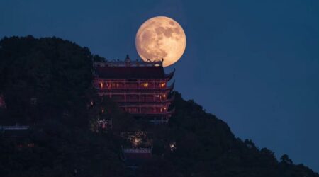 中秋节晚上聚餐赏月文案，现在发还不晚。