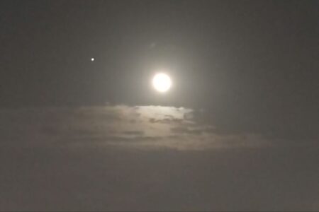 描写月亮的治愈文案说说插图1 描写月亮的治愈文案说说