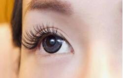 美妆:眼妆卸不干净或导致干眼症,你知道了吗?插图1 美妆:眼妆卸不干净或导致干眼症,你知道了吗?