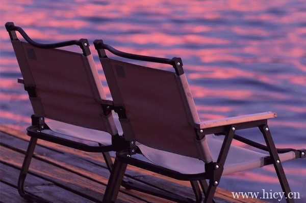 女生远嫁难受心酸的文案句子插图1 女生远嫁难受心酸的文案句子