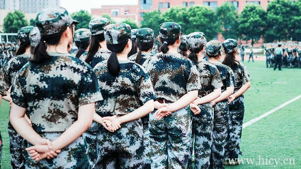 新学期大学生夏天军训发朋友圈的文案句子