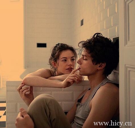 伤感句子 困住你的不是人,是曾经的那段回忆。插图1 伤感句子 困住你的不是人,是曾经的那段回忆。