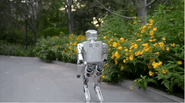 刚刚,一位机器人戴着毕业帽走出清华