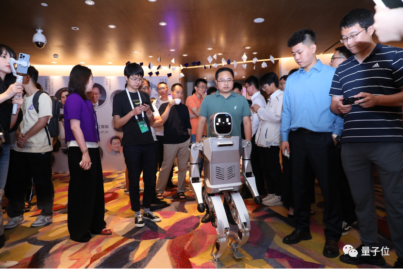 刚刚,一位机器人戴着毕业帽走出清华