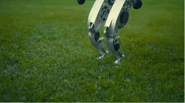 刚刚,一位机器人戴着毕业帽走出清华