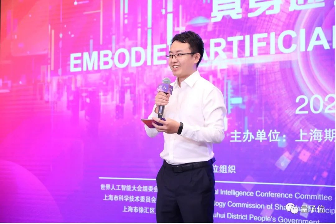 刚刚,一位机器人戴着毕业帽走出清华